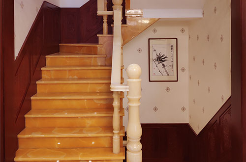 房县中式别墅室内汉白玉石楼梯的定制安装装饰效果